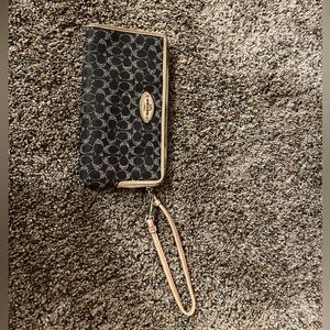 Authentic coach wristlet with card pockets and money dividers